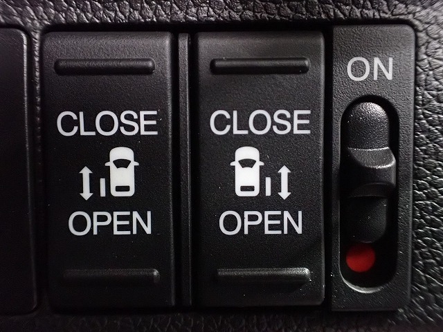 運転席からもスライドドアをボタン操作でスピーディーに開閉できます！またスマートキーでも操作できるので便利です。