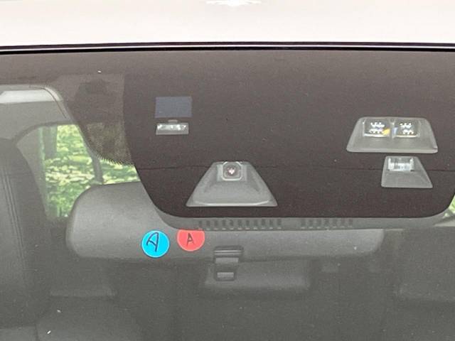 【スマートブレーキサポート】走行中に前方の車両等を認識し、衝突しそうな時は警報とブレーキで衝突回避と被害軽減をアシスト。より安全にドライブをお楽しみいただけます。