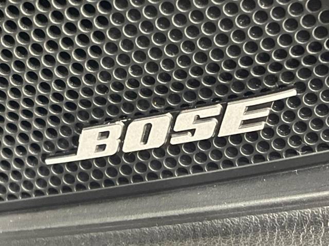 【BOSEサウンドシステム】メーカーオプションの高品位サウンドシステムを搭載。専用のチューニングが施された大小様々なスピーカーから良質なサウンドが奏でられ、臨場感あふれる音響空間を演出します。