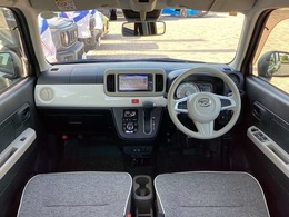 ダッシュボードやステアリング等に目立つ傷や色褪せなども無く、タバコや芳香剤なども匂いもなく綺麗なインテリアです。