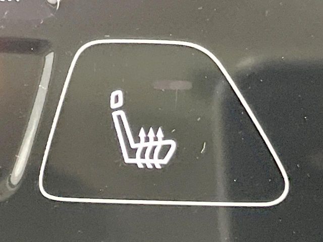 【シートヒーター】寒い日に重宝するシートヒーター！エアコンより早く温まってくれるので寒がりの人も安心ですね♪エアコンの温風は乾燥するから苦手、という方にもをおすすめです。