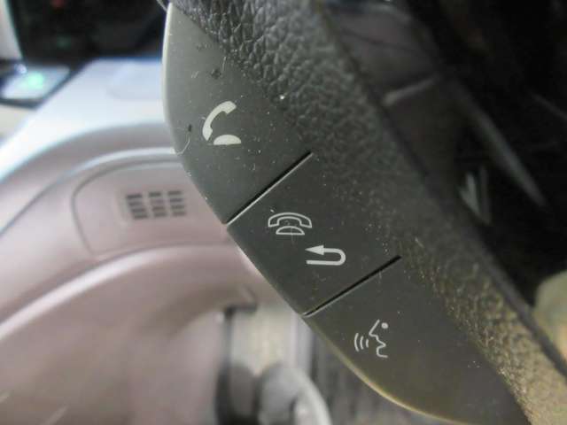 ハンズフリーで携帯電話の通話操作も簡単ですが、安全な場所に停車してからのかけなおし操作をお勧め致します
