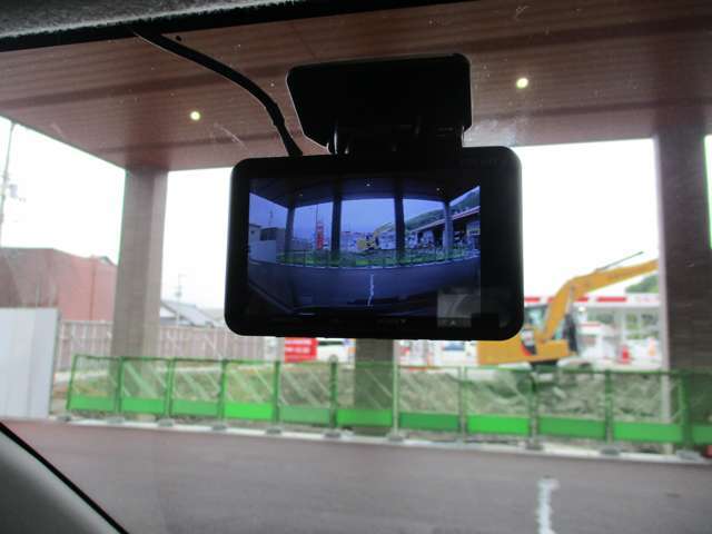 ドライブレコーダー搭載してます。あおり運転や貰い事故などの動かぬ証拠となります。