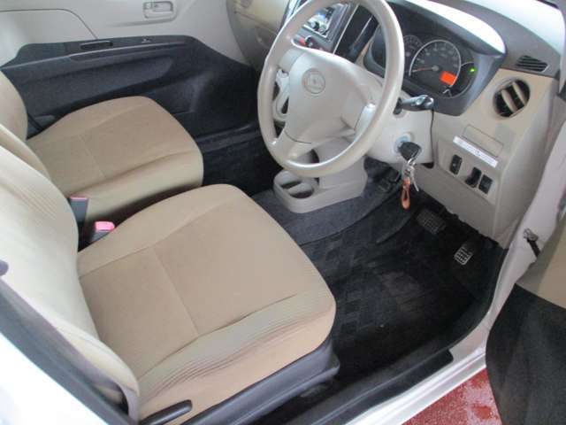 乗り降りしやすい運転席。ドアの施錠・解錠に便利なキーレス。
