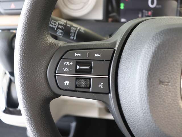 車両情報やオーディオ操作などステアリングを握ったまま自在に操作できるステアリングスイッチ付きです！