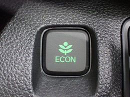 エンジン、エアコンなどを制御し低燃費な『ECONモード』に、また走りを楽しみたいとき、空調など快適性を重視したいときにはスイッチOFFで通常モードに切り替えができます！