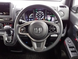 ハンドル左側にはオーディオ操作が出来るオーディオリモートコントロールスイッチ、右側にはHonda SENSINGとオートクルーズコントロールのスイッチを装備！