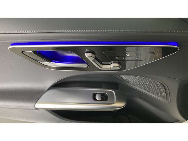 【メモリー付パワーシート】シートをかたどった調整スイッチはメルセデス・ベンツが特許を持っています。様々な体型の乗員に合わせた、きめ細かい調整が可能になっています。