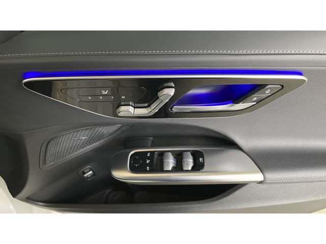 【メモリー付パワーシート】シートをかたどった調整スイッチはメルセデス・ベンツが特許を持っています。様々な体型の乗員に合わせた、きめ細かい調整が可能になっています。