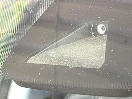 【プリクラッシュセーフティ】前方の車両等を検知し、衝突しそうな時は警報で注意を促し、ブレーキを踏む力をサポート。ブレーキを踏めなかった場合は衝突被害軽減ブレーキが作動、衝突回避をサポートします。