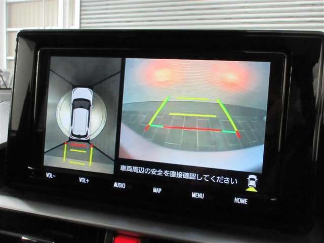 バックモニターで、駐車時に見えにくい後方をしっかり確認できます。