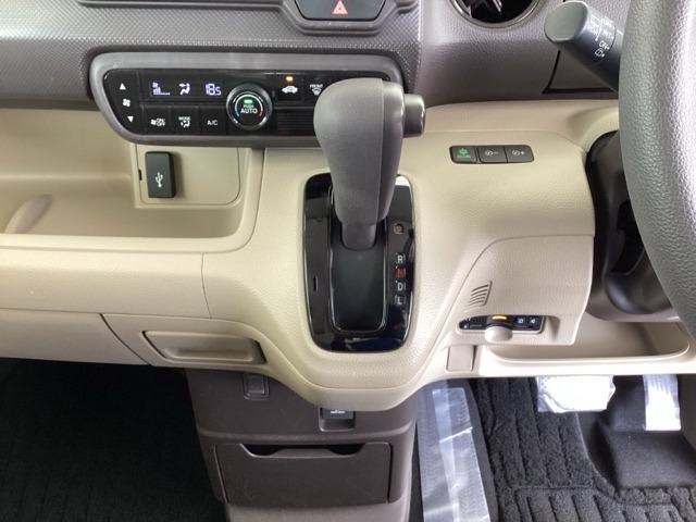 足元スッキリ、インパネシフトです。パーキングブレーキはフットブレーキタイプなので、運転席と助手席の間がスッキリしています。