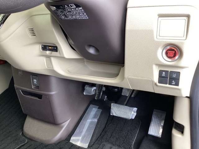 左側に高速で便利なETCがあり、横滑りを防ぐVSAなどのスイッチは、運転席の右側、手の届きやすい位置にあります。