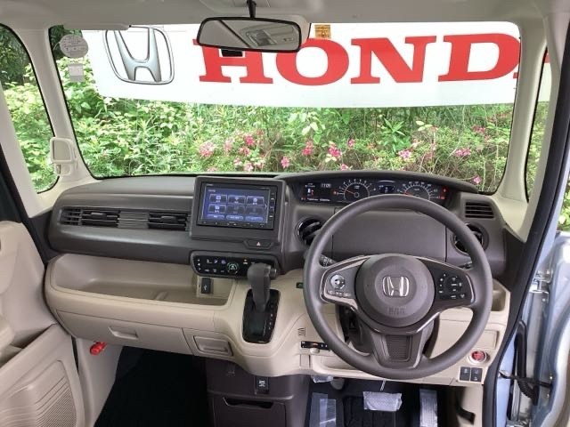 ご覧のように、視界が広く運転しやすいように設計されています。また、フルオートエアコンで快適です。
