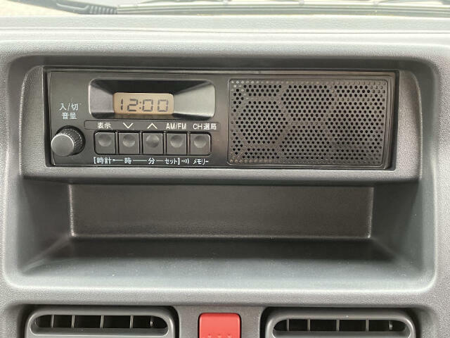 FM/AMラジオです。ご希望でナビゲーション等のオプションもございます。