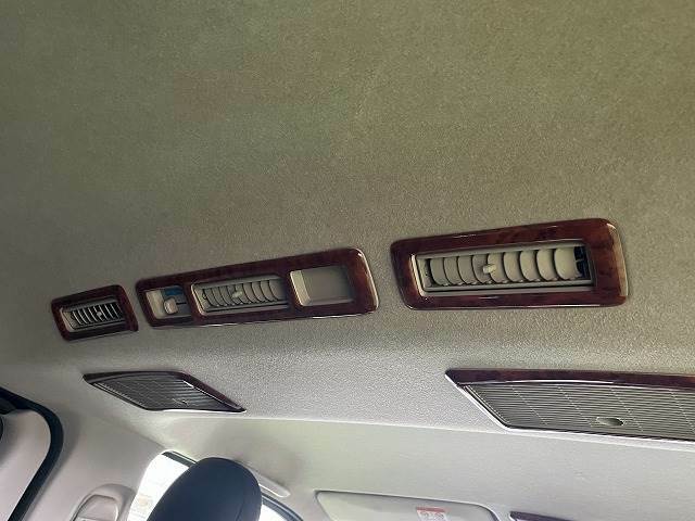 【後席エアコン】後席にもエアコン送風口がついておりますので、後席の方も快適にお過ごし頂けます。