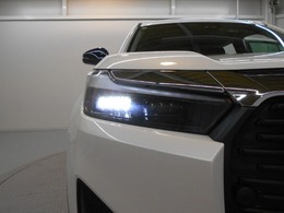 LEDヘッドライト装備車です。省電力で、明るく遠くまで照らし、夜道や雨天時などの安心感を高めます。