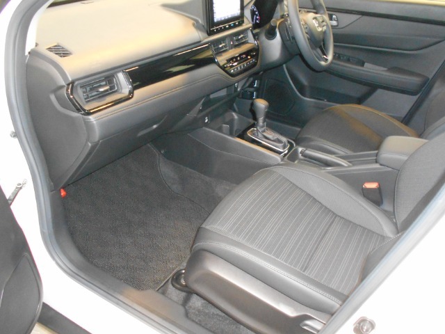 運転席、助手席がそれぞれ独立したセパレートシート仕様です。