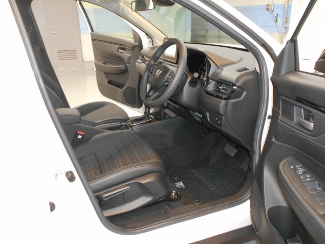 運転席には高さ調整ができる『シートハイトアジャスター機能』が付いています！　自分にぴったりの運転姿勢がとれます