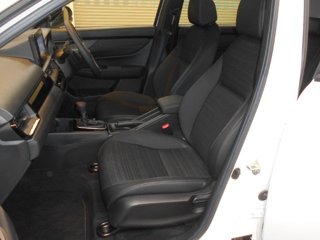 運転席、助手席がそれぞれ独立したセパレートシート仕様です。