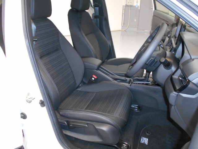 運転席には高さ調整ができる『シートハイトアジャスター機能』が付いています！　自分にぴったりの運転姿勢がとれます