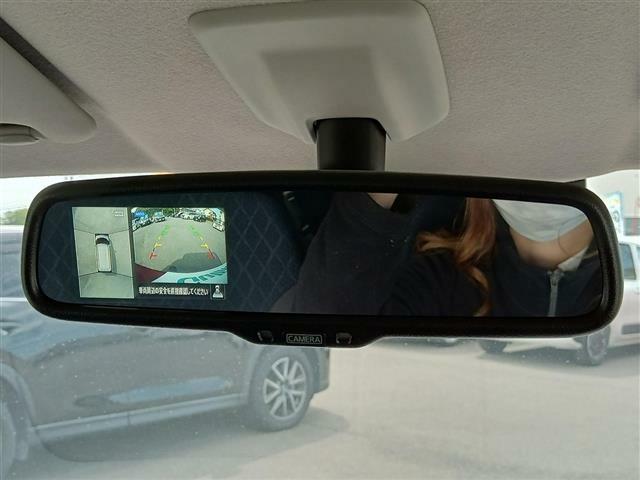 【デジタルルームミラー】車両後方カメラの映像をルームミラーに映すことが出来ます。 そのため、後席に人や荷物があって後方が見えづらい場合でもしっかり視界を確保することが出来ます。
