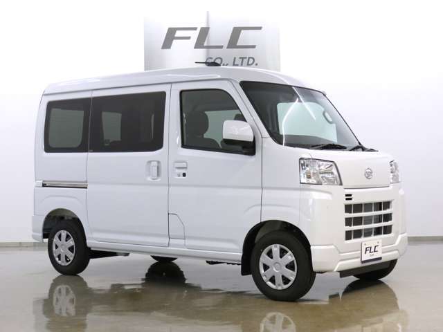 メーカーオプションの『選べるカラーパック』を装着した車両です。フロントロアバンパー、リヤバンパー、ドアアウターハンドル、バックドアハンドルがボディカラーと同色に塗装されています。