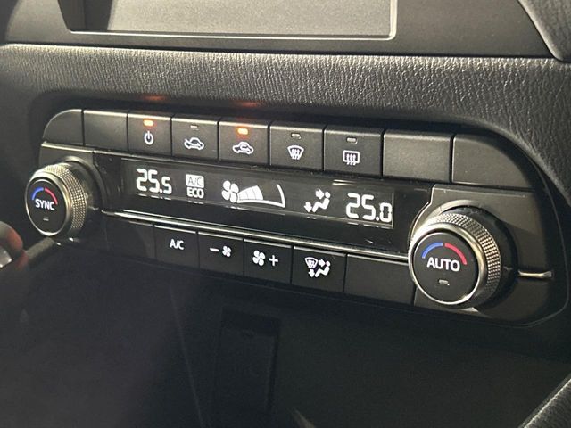 【左右独立型フルオートエアコン】運転席と助手席でそれぞれお好みの温度に設定可能。同乗者にも配慮した、快適な空調をお届け致します。
