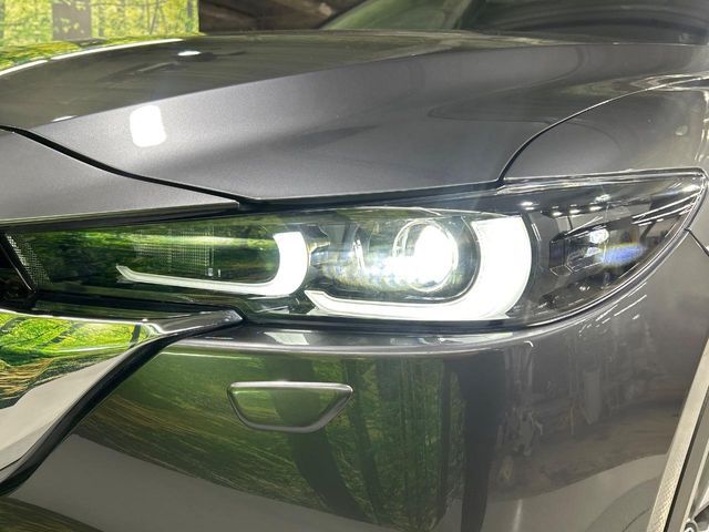 【LEDヘッドライト】悪天候や夜間走行時も良好な視界を確保し安心して運転できる高輝度LEDヘッドライトを装備！点灯速度が早く、消費電力も抑えられています。