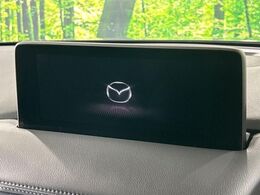 【マツダコネクト】車内の雰囲気にマッチした一体型タイプのディスプレイ。各種車輌設定やBluetooth再生等、様々な機能が楽しめます。専用SDカードのご購入で、ナビ機能も使用出来ます。