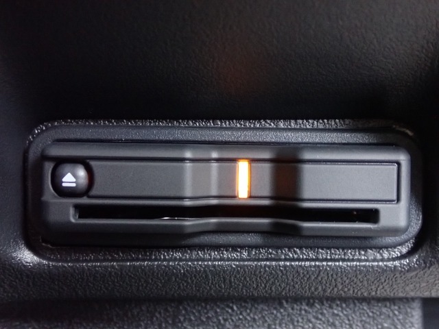 ■【ETC車載器】が装備されています。セットアップをしてお渡しとなり、ETCカードを差し込むだけで高速道路の利用が可能です。