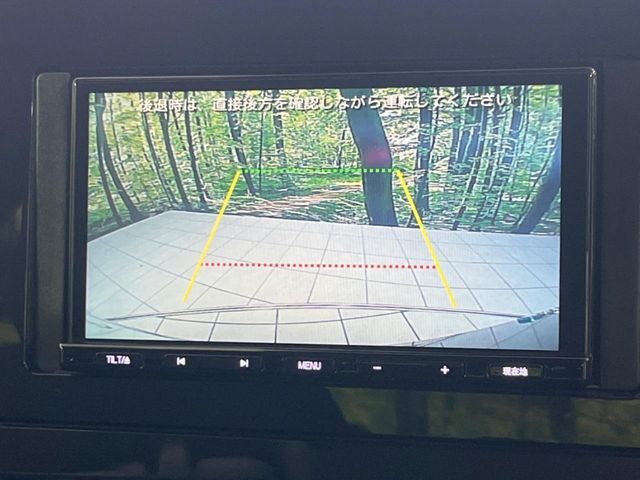 【バックカメラ】駐車時に後方がリアルタイム映像で確認できます。大型商業施設や立体駐車場での駐車時や、夜間のバック時に大活躍！運転スキルに関わらず、今や必須となった装備のひとつです！