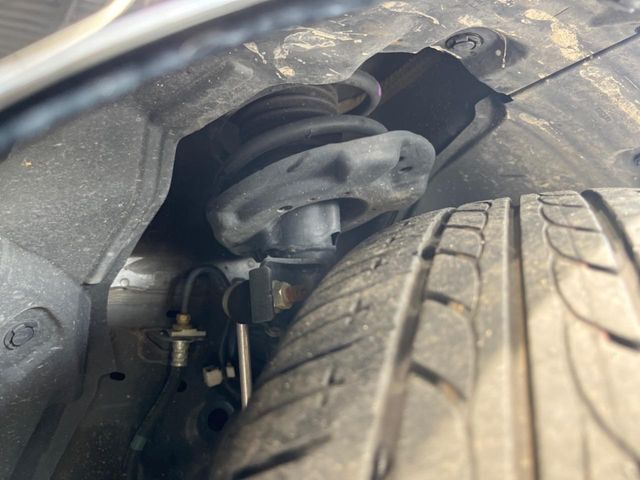 お車を安心してお乗りいただく為には、足回りの定期点検が欠かせません。サービスサポート（有償保証）では無料点検もご提供しており、安心のカーライフをお過ごしいただけるサポート体制が整っています。