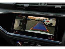 全周囲カメラは車両情報がすぐに確認でき、駐車の際も安心です。