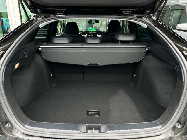 【トランク】積み込みやすくて、たっぷり積める荷室です。シートアレンジできるものは、乗車人数と荷物の量や大きさによってシートを動かすことができるので、より快適なドライブが可能です！