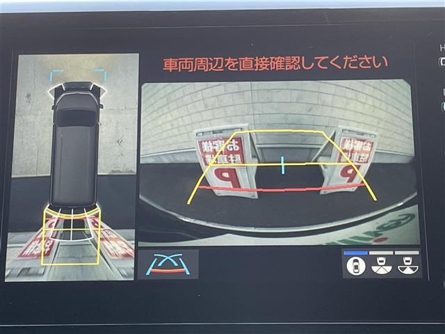 【パノラミックビューモニター】クルマを真上から見下ろした視点で駐車をサポートします！クルマの斜め後ろや真横など、いち早く障害物に気が付くことができます。