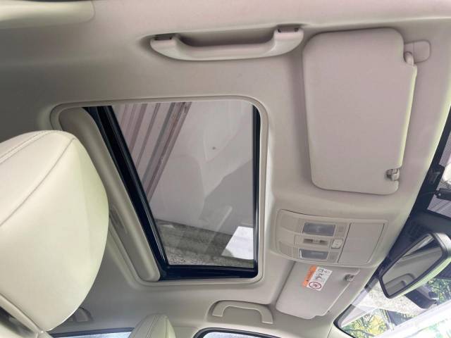 【サンルーフ】開放感たっぷりの希少装備、サンルーフが装着されています！車内に明かりを取り入れたり景色を楽しむ以外にも、車内の空気も簡単に換気できて快適です！