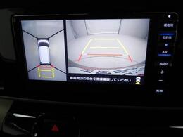 【パノラマモニター】上からの映像を表示。前後左右のカメラで合成し、運転席からの目視だけでは確認しにくい状況をリアルタイムで見晴らせます