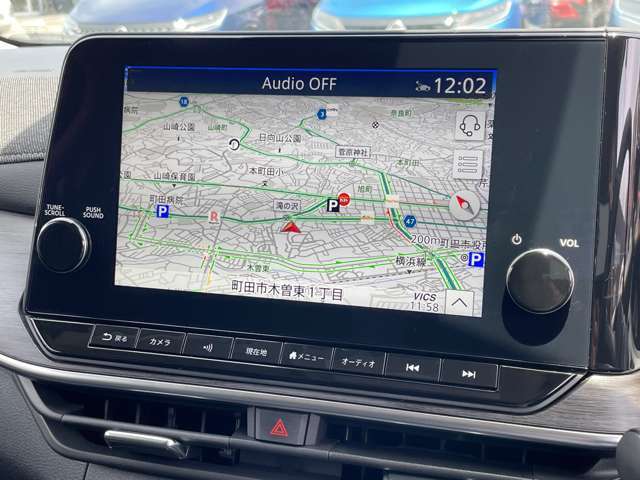 日産純正のカーナビが付いておりますので知らない所でもサポートしますので安心ですね。色々な機能でドライブも快適ですね。
