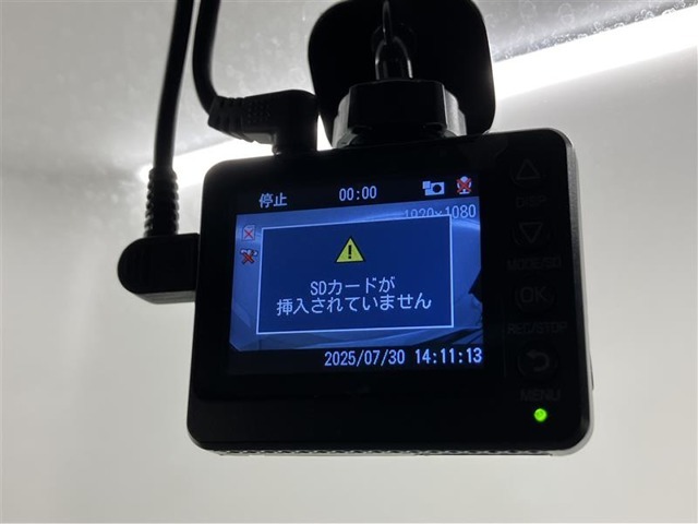 ドライブレコーダーも装着済。万一の事故やあおり運転の為に心強いアイテムです。