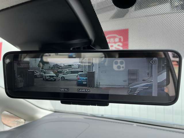 スマートルームミラー：車両後方にあるカメラの映像を映し出します。乗員・ヘッドレスト・荷物などでさえぎられがちな後方視界をクリアに保ちます。