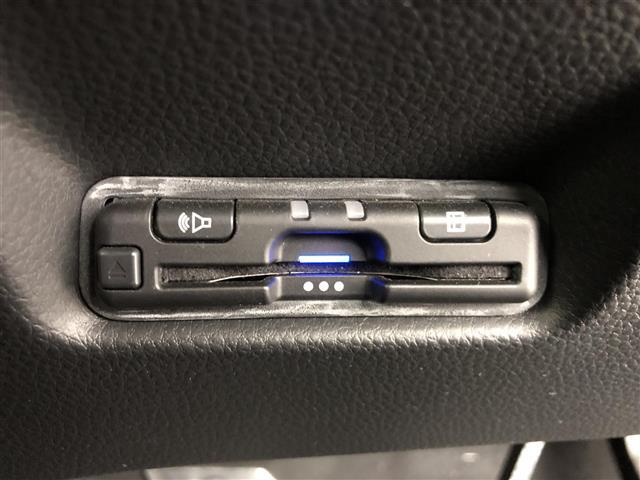 【ETC】有料道路を利用する際に料金所で停止することなく通過できる、ETC車載器（ノンストップ自動料金収受システム機器）が装備されています。セットアップを行うことで利用可能になります。