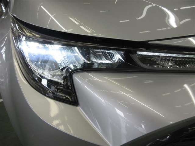 精悍な3灯式LEDランプ。通常ランプの2倍以上明るく約10年のロングライフです。