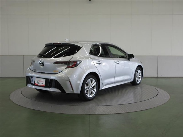 高級車の定番「ダブルウィッシュボーン式」のリヤサスペンションを採用。質感に優れた、心地よい乗車感を実現しています。