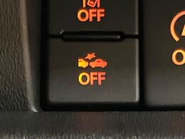 【スズキ　セーフティサポート】走行中に前方の車両等を認識し、衝突しそうな時は警報とブレーキで衝突回避と被害軽減をアシスト。より安全にドライブをお楽しみいただけます。