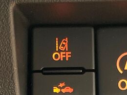 【車線逸脱警報】道路上の白（黄）線を認識し、意図せず走行中の車線からはみ出しそうになった時、メーター内の警告灯とブザーで注意喚起してくれる安心・安全機能です♪