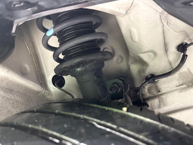 お車を安心してお乗りいただく為には、足回りの定期点検が欠かせません。サービスサポート（有償保証）では無料点検もご提供しており、安心のカーライフをお過ごしいただけるサポート体制が整っています。