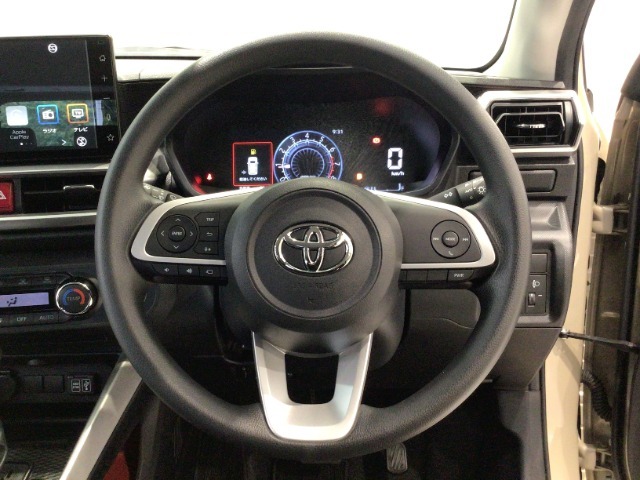 運転にかかわる様々な操作を安全に行えるように視点移動が少なく操作性に配慮されたスイッチ類が凝縮されたコクピットです。