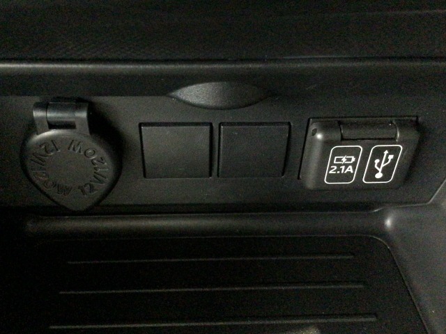 【USBポート】USBポートも装備されています、スマートフォンの充電やオーディオに連携も可能です、今や欠かせない装備の一つです！