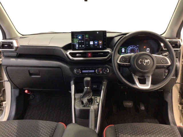 【前方視界】開放的な前方視界！運転がしやすく疲れにくいです♪窓が大きく、見通しがとっても良いおクルマですよ♪